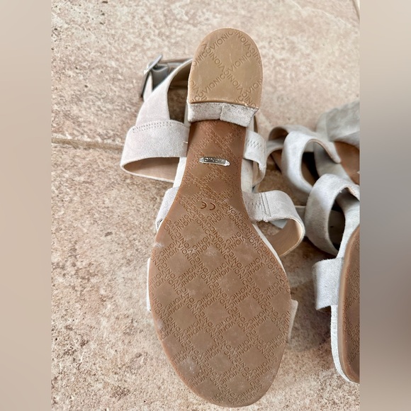 Vionic Perk Blaire Suede Heel - Picture 6 of 13